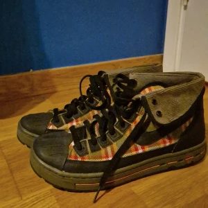 Nike ACG wooly high  - Unika 2007 Nike ACG wooly highs med plädmönster i strl 44. 