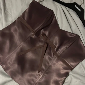 bandeau topp - topp utan band! Fin brun färg med rosett detalj framtill! Jättefin verkligen 😍😍