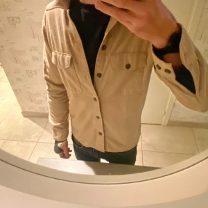 Overshirt  - Overshirt från jack&jones använd fåtal gånger i storlek S! Perfekt för hösten🍂