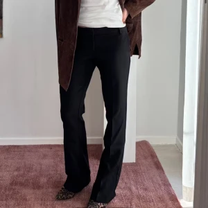 BikBok kostymbyxor - Lågmidjade bootcut kostymbyxor från BikBok i modellen ”Vera”💗de är lite mindre i storlek