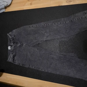 Svarta jeans från Grunt i organic bomull - Säljer ett par svarta jeans från Grunt i organic bomull. Jeansen har en klassisk femficksmodell, raka ben och normal passform. Snyggt tvättad svart färg som ger en cool vintagekänsla. Perfekta till sneakers eller boots.