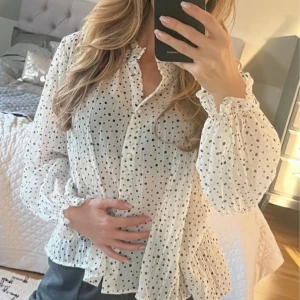prickig blus - Super fin blus från Zara i helt nytt skick! Storlek M men passar även mig som har S 