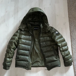 Bvaldi jacka  - Jag har haft denna unika jackan i ett år den börjar bli för liten och måste sälja den jag köpte jackan för 2999kr föra året och dena hära färgen på jackan säljs inte lägre det är inga skador eller hål i jackan den enda defekten är att märket på armen är Litte löst men man kan så ihop den enkelt själv eller låta det vara så utan att någon ser det.