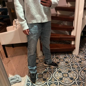 Hope jeans - Säljer ett par blå tvättade jeans från Hope med klassisk femficksdesign och raka ben. Jeansen har normal passform, mellanhög midja och är gjorda i robust denim. Perfekta för dig som gillar en avslappnad och stilren look. Nypris 2300kr