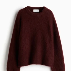 Vinröd stickad tröja från HM - Mysig vinröd stickad tröja från HM med rund halsringning och lång ärm. Tröjan har en fluffig känsla och är perfekt för kyliga dagar. Enkel och stilren design som passar till allt. Storlek M men råkade krympa den i tvätten så är nu storlek XS/S. Original pris ca 900kr/1000kr