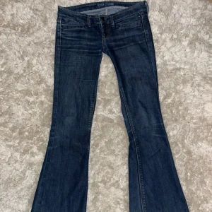 Lågmidjade jeans - Säljer ett par jättesnygga lågmidjade bootcut jeans då de tyvärr inte passar mig. Jeansen är ifrån från Kate Moss och midjemåttet är 36cm rakt över och innerbenslängd 72cm. Kom privat om du har frågor! Pris kan diskuteras❤️