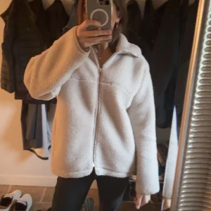 Teddyjacka  - Jättemysig beige teddyjacka från Arket!! Kommer tyvärr inte till användning längre🤎Perfekt till hösten! Inga defekter!☺️☺️ (Första bilden är lånad)