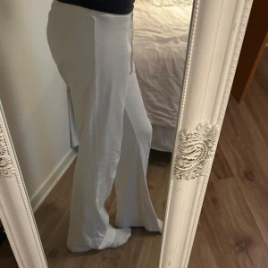 Vita mjukisbyxor från Brandy Melville - Säljer ett par vita mjukisbyxor från Brandy Melville i bomull. Byxorna har låg midja, dragsko i midjan och vida ben. Perfekta för en chill och avslappnad stil. Supermjuka och sköna att ha på sig.