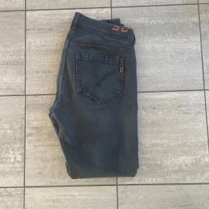 Dondup George jeans - SEK-699 | Mycket fint skick | Orginal storlek är 35 men de passar 33 (180-87cm) | Hör av dig vid fler frågor//SF