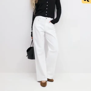 Vita wide jeans  - Snygga vita jeans med medelhög midja och breda ben. Klassisk femficksmodell med raka, vida ben och stilren look. Perfekta för dig som vill ha en clean och trendig vibe. Tillverkade i kraftig bomull för en skön känsla.