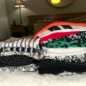 Hög kläder  - Jag säljer en hög med 33 plagg 22brusar/tröjor 10klänningar och ett par byxor nu kan höra av er om fler bilder och ni kan även stycka av ett klädesplagg om ni skulle vilja det. Hela högen kommer att kosta 400 från början men det kan diskuteras och det kan även bli mindre med tiden