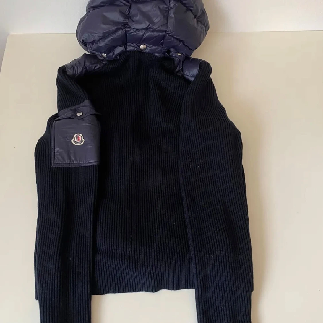 Mörkblå Moncler pufferjacka med huva - 1