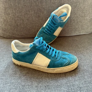 Valentino flycrews - Säljer ett par Valentino flycrew i ljusblå färg| Storlek 39| Ingår dustbag| 3 nitar borta| Skriv om du har några funderingar |