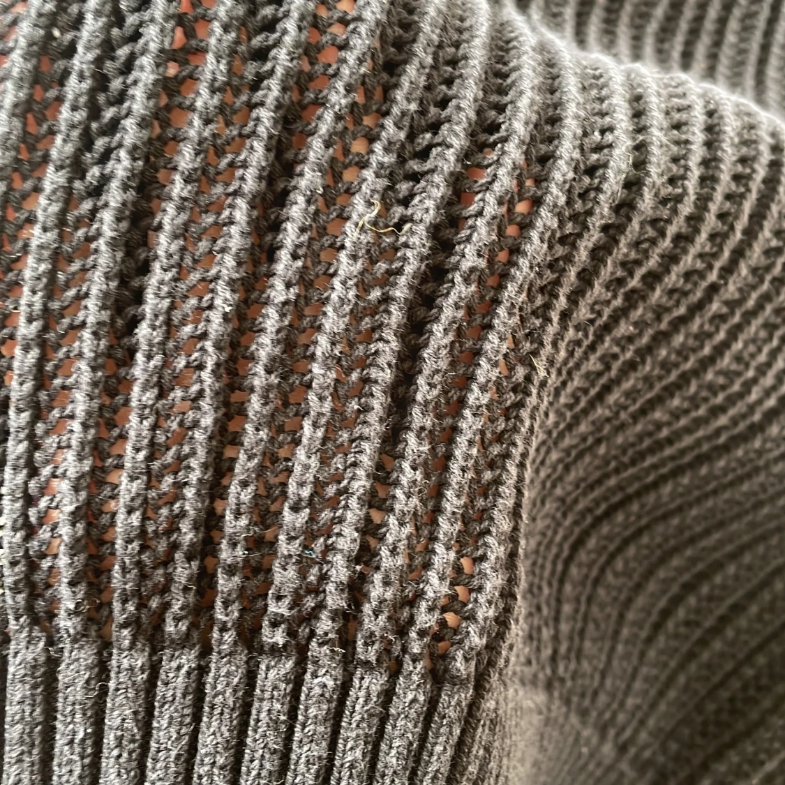 Ribbstickad svart kortärmad tröja - 1