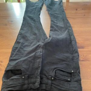 Svarta jeans från g perfect jeans, S - Svarta jeans från g perfect jeans i storlek S. Klassisk femficksmodell med raka ben och normal passform. Jeansen har bälteshällor och är tillverkade i ett mjukt bomullsmaterial med lite stretch för extra komfort.