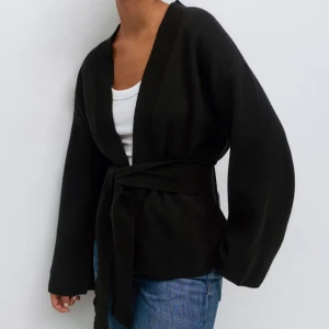 Knitted wrap kimono gina tricot - Slutsåld och helt ny, säljes då jag valde att behålla den andra jag köpte, prislapp sitter på än