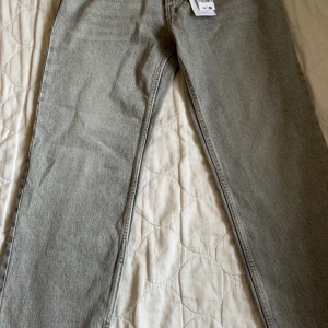 Low waist petite straight jeans  - Grå low waist petite raka jeans från Gina tricot. Aldrig använda då de var lite små på mig, även lite korta för mig som är 170