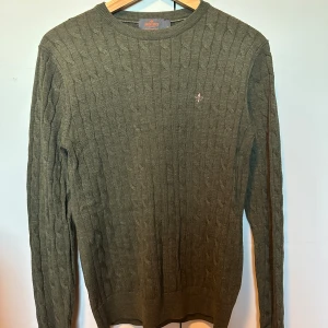 Grön kabelstickad tröja från Morris - Säljer min gröna kabelstickad tröja från Morris i 100% merinoull. Storlek S, kan kännas lite mindre. Skriv vid funderingar!