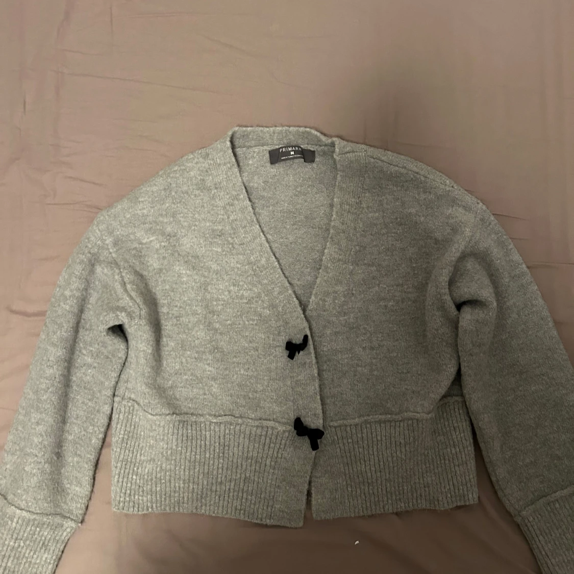 Grå kofta med rosettknäppning Primark - 2