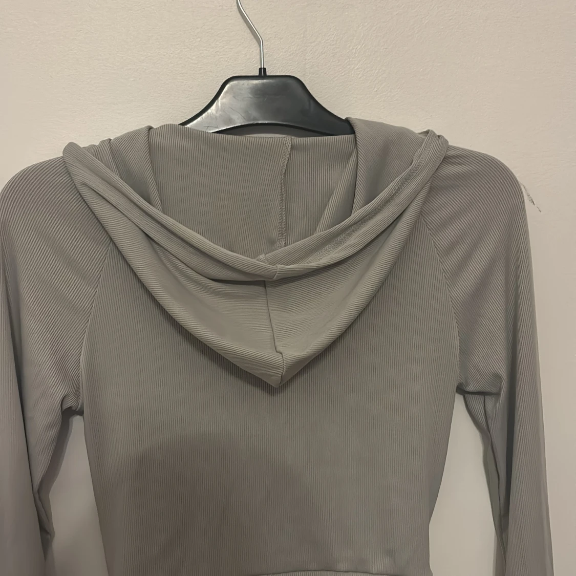 Grå croppad figursydd hoodie med dragkedja - 1