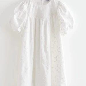 & Other stories klänning - Jättefin vit klänning med små blommor på från & Other stories, Nästan aldrig använd💕🌸