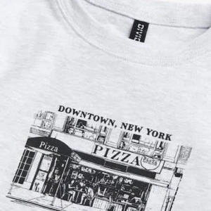 Grå Fender t-shirt med tryck och en downtown T-shirt. - Snygg grå t-shirt med Fender tryck. T-shirten har korta ärmar och rund halsringning. Den ljusgrå är lite rosa vid halsringen från när jag färgade mitt hår men annars i gott skick. Båda är från H&M för 199kr styck men jag säljer båda för 200. (Inte mina bilder!) 