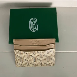 Korthållare - Snygg beige oanvänd korthållare, priset kan diskuteras vid snabb affär