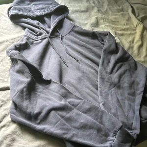 Blå hoodie  - Mysig blå hoodie från Lager 157 i storlek M med klassisk huva och dragsnören. Tröjan har långa ärmar, ribbade muddar och en relaxed passform🫶🏻ALDRIG ANVÄND