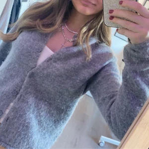 Grå kofta🤍 - Superfin grå, varm kofta från Gina Tricot som inte kommer till användning längre💞