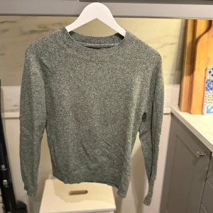 Grön stickad tröja - En enkel grön stickad tröja från Vero Moda. Inte alls stickig.