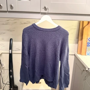 Blå stickad tröja - Mysig mörkblå stickad tröja från Lager 157. Perfekt för kyligare dagar och enkel att matcha med jeans eller kjol.💙