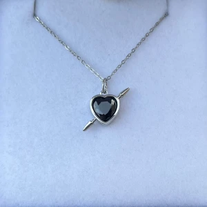 Maria Nilsdotter ”Rebel Love” inspirerat halsband - Aldrig använd, silverpläterad och tillverkad av rostfritt stål. Kedjans längd 40+5 cm och nickelfri. Om du har fler frågor, tveka inte att höra av dig 🤗