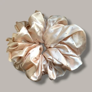 Elegant Pearl Maxi Satin Scrunchie - Oversized Hair Tie - Handmade oversized scrunchie in soft satin. Perfect for a voluminous, trendy hairstyle or as a bold wrist accessory. Gentle on hair, reduces breakage.   🎨 Color: Pearl (soft white with a delicate sheen) 📏 Size: One size / oversized (Perfect for thick or long hair, and for anyone who enjoys beautiful hairstyles.) ✨ Material: Satin (smooth and gentle on hair)