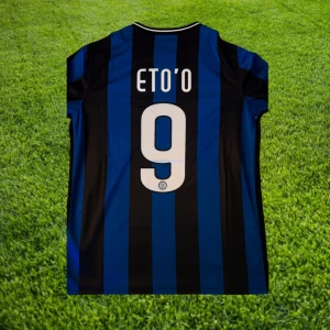 Eto’o - UCL Final 2010 - Nyskick/helt oanvänd Samuel Eto’o Inter Milan tröja från 2012. Det var denna tröjan Inter bar den säsongen de vann UCL samt trebbeln, oerhört ikonisk tröja. Tveka inte att höra av er för fler frågor och bilder!