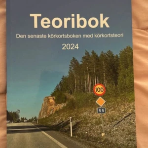 Teoribok: Den senaste körkortsboken med körkortsteori 2024 - Uppdaterad teoribok för dig som vill ta körkort 2024! Perfekt för unga och vuxna som vill plugga körkortsteori på ett enkelt och tydligt sätt. Innehåller allt du behöver för att klara teoriprovet. Helt ny.