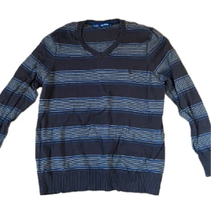 Randig pullover - Snygg randig v neck