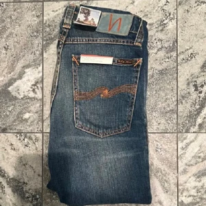 HELT NYA Nudie jeans 25/30 - Säljer ett par helt nya Nudie jeans | 10/10 skick | Slim modell | 25/30 | Passar perfekt runt 160cm | Perfekt till fina och vardagliga tillfällen | Ge prisförslag | Hör av er vid frågor! 