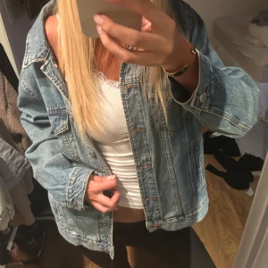 blå jeansjacka - säljer då den inte kommer till någon användning 💕