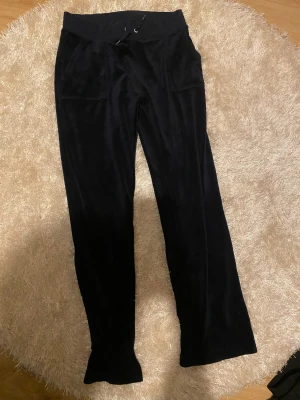 Marinblåa velourbyxor Juicy Couture M - Marinblå mjukisbyxor från Juicy Couture i storlek M. Saknar detaljerna på snörningen. 