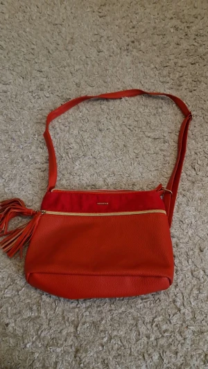 Axelremsväska - Säljer denna väska. Mycket fint skick. Vid intresse är det bara att höra av sig ❤️