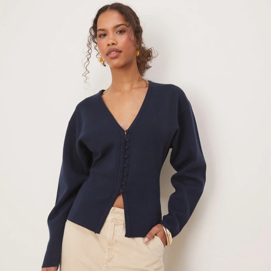 Beige kofta med v-ringning från Gina Tricot - 1