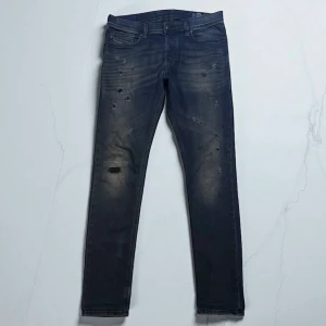 Diesel jeans slitningar  - Snygga mörkblå jeans från Diesel med slitningar. De är i mkt bra skick och storlek W31 L32. Nypris ligger på 1800kr. Bara att skriva vid funderingar mvh Liam!