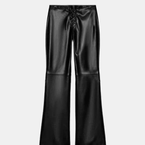 Svarta läderbyxor - Säljer dessa svarta läderbyxor från Zara i strl S. 