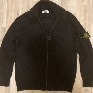 stickad tröja stone island med dragskedja - svart ribb stickad stone island tröja med dragskedja .material 100% bomull, obetydligt använd.