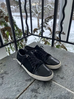 Lanvin skor - Tja, säljer nu dessa feta Lanvins i storlek 42🔥Skorna har lite defekter på sulan o på ena skobaksidan. ALLT förekommer på bilderna🙌Box ingår tyvärr inte🙏Priset är ALLTID diskuterbart😉Slå till!!!