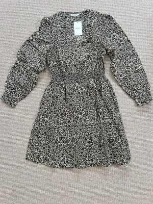 Midiklänningar - Aline dress - msch copenhagen - Den klänningen är en elegant och bekväm klänning som passar perfekt för alla tillfällen. Den har en smickrande A-linje silhuett och ett vackert allover-tryck. Klänningen är gjord av ett mjukt och andningsbart tyg som är perfekt för varmt väder. Den är också lätt att sköta om och kan tvättas i maskin.  Viktiga funktioner A-linje silhuett Allover-tryck Mjukt och andningsbart tyg Lätt att sköta om