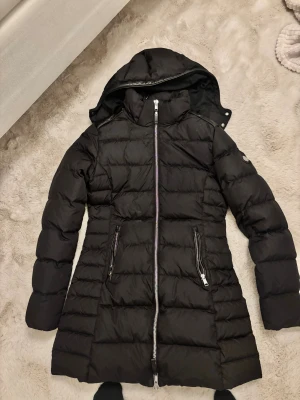 Svart dunjacka från Cedrico - Den är i strl S och är liten i strl, helt oanvänd använd några fåtals gånger. Det är en dunjacka de är 90% dun och 10% fjädrar och pris kan diskuteras 