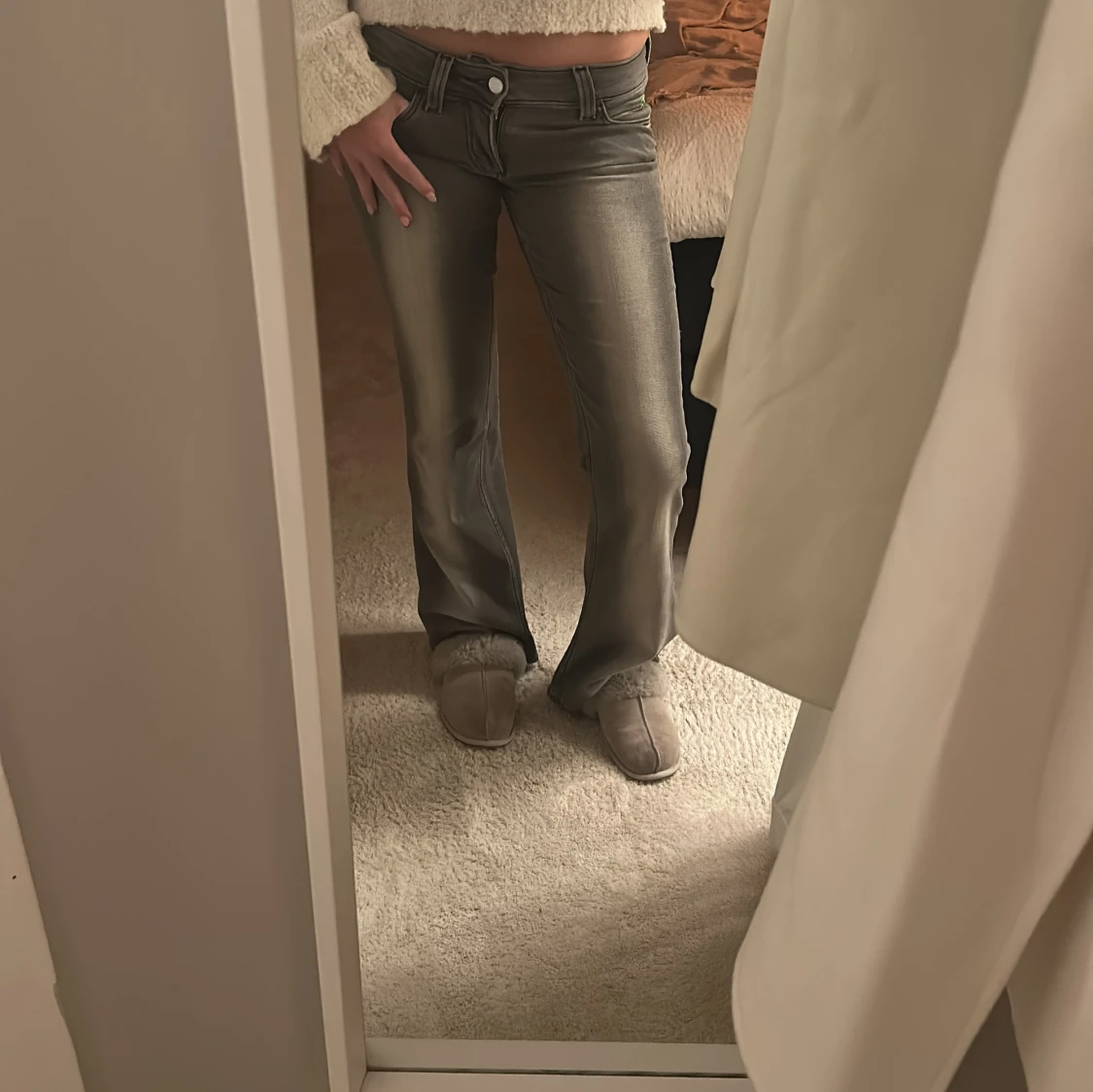 Grå bootcut jeans med låg midja