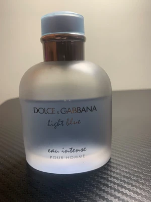 Dolce & Gabbana Light Blue Homme ca 70 ml kvar - Stilren herrparfym från Dolce & Gabbana, Light Blue Eau Intense Pour Homme. Perfekt för dig som vill ha en modern och fräsch känsla i vardagen. Snygg flaska som passar i alla badrum.