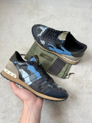 Valentino Rockrunner skor - Valentino Rockrunner i en riktigt fet modell! Bra skor till vädret nu. Bra skick inga tydliga defekter. Dustbag och kort ingår. Storlek 41. Kontakta mig för fler frågor och funderingar!